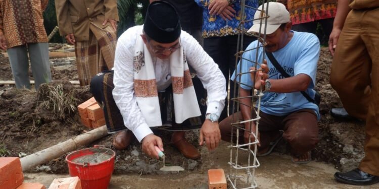 Bupati Anwar Sadat Letakkan Batu Pertama Pembangunan Madrasah Diniyah Raudhatul Hidayah