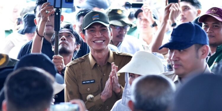 Bupati Fadhil Arief Dampingi Wamen Pertanian Penanaman Padi Serentak