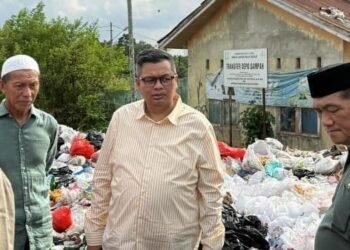 Ketua DPRD Kota Jambi Menginstruksikan DLH Kota Jambi Segera Atasi Sampah di Danau Teluk