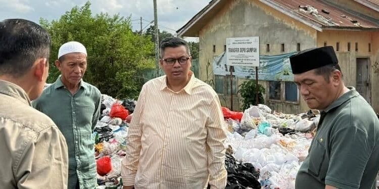 Ketua DPRD Kota Jambi Menginstruksikan DLH Kota Jambi Segera Atasi Sampah di Danau Teluk