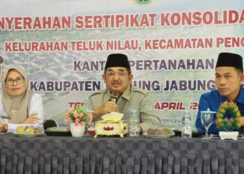 Bupati Anwar Sadat Serahkan 71 Sertifikat Tanah untuk Warga Teluk Nilau   