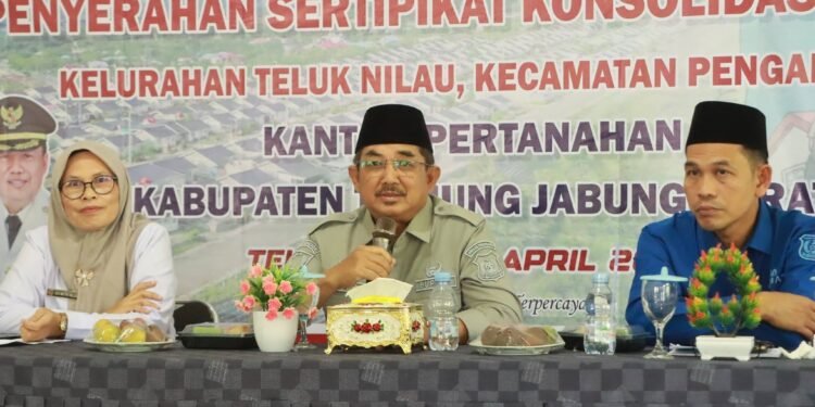 Bupati Anwar Sadat Serahkan 71 Sertifikat Tanah untuk Warga Teluk Nilau   