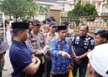 Sekretaris DPRD Kabupaten Batang Hari Terima Pendemo