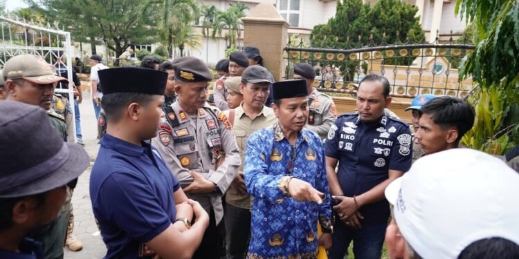 Sekretaris DPRD Kabupaten Batang Hari Terima Pendemo