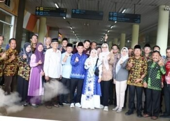 Bupati Dillah Antar Wakil Bupati dan Istri Berangakat ke Tanah Suci