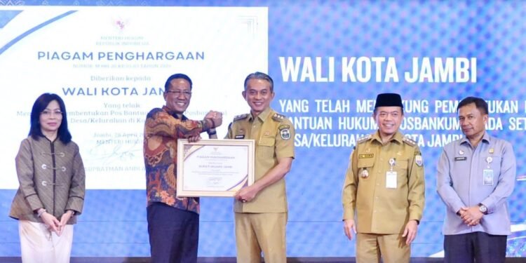 Pemerintah Kabupaten Muaro Jambi Menerima Penghargaan dari Menteri Hukum RI