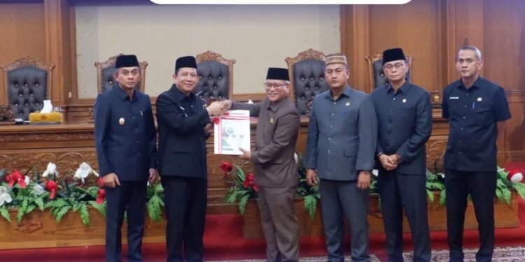 Bupati Bambang Bayu Suseno Sampaikan LKPJ pada Rapat Paripurna DPRD Muaro Jambi