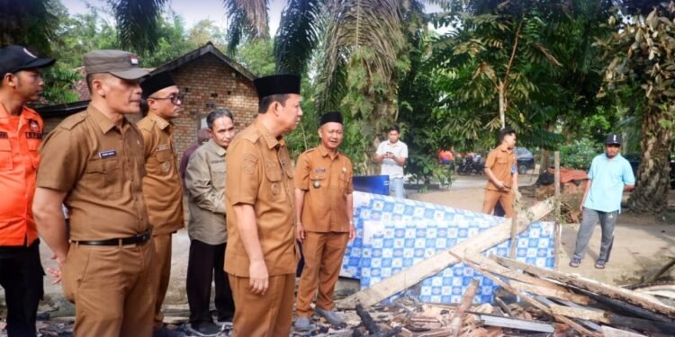 Bupati Bambang Bayu Suseno Kunjungi Korban Kebakaran