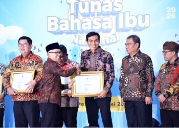 Bupati Mhd Fadhil Arief Menerima Penghargaan dari Kementerian Pendidikan Nasional