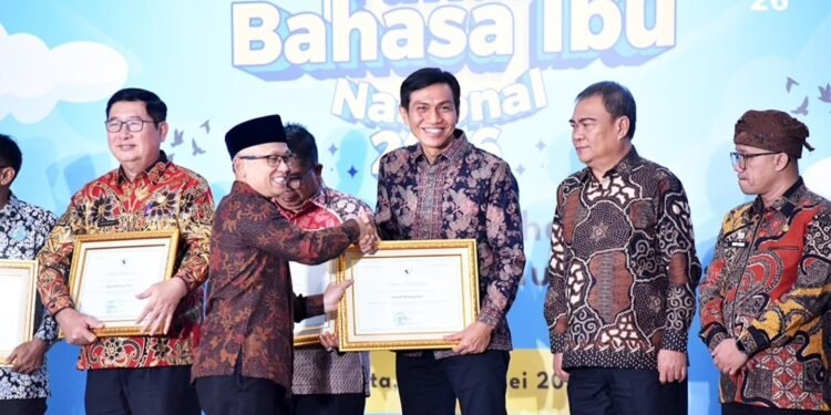 Bupati Mhd Fadhil Arief Menerima Penghargaan dari Kementerian Pendidikan Nasional