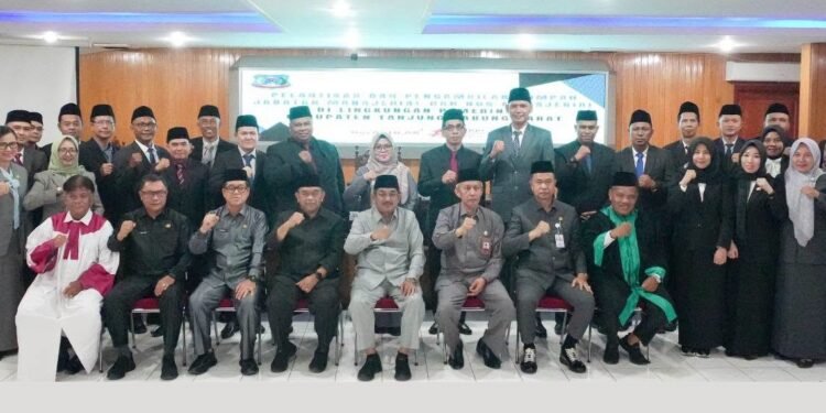 Bupati Anwar Sadat Lantik 30 Pejabat Pemkab Tanjung Jabung Barat
