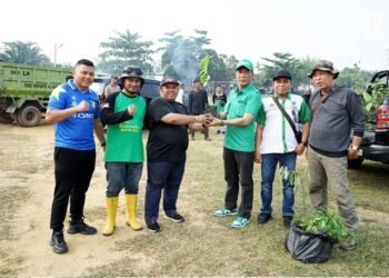 Pemkab Batang Hari Gotong Royong dan Menanam Pohon