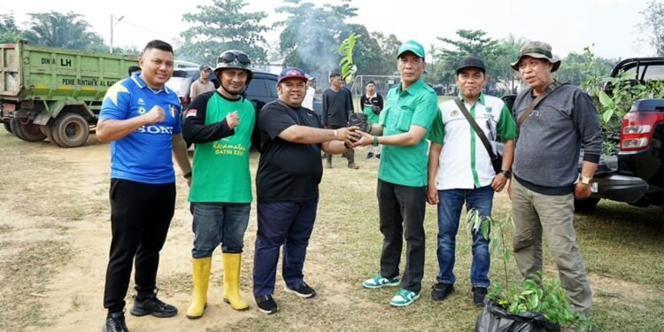 Pemkab Batang Hari Gotong Royong dan Menanam Pohon