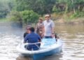 Bupati Bambang Bayu Suseno Menyaksikan Lomba Perahu Tradisional