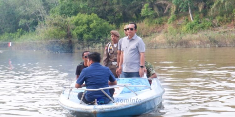 Bupati Bambang Bayu Suseno Menyaksikan Lomba Perahu Tradisional