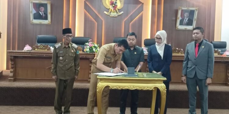 Rapat Paripurna DPRD Batang Hari Penandatanganan Nota Pengantar Ranwal RPJMD 2025-2029