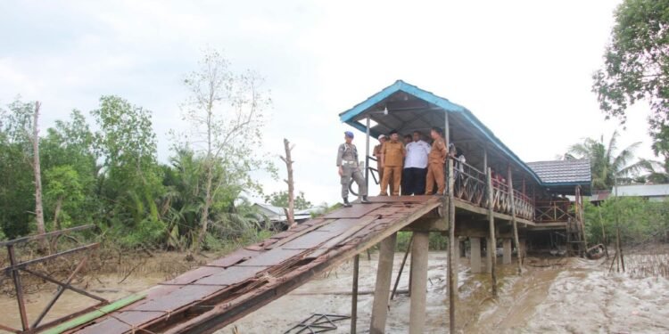 Bupati Anwar Sadat Tinjau Dermaga Apung Ambruk di Tanjung Senjulang
