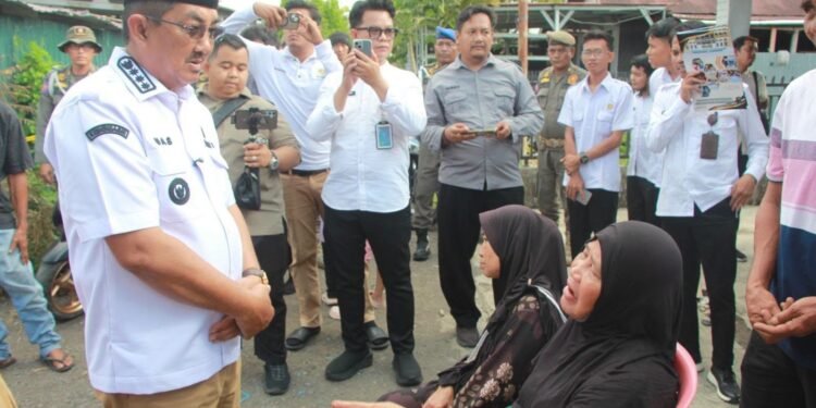 Bupati Anwar Sadat Tinjau dan Salurkan Bantuan kepada Korban Kebakaran
