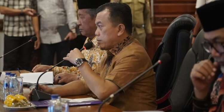 Gubernur Al Haris Pimpin Rapat Evaluasi Perkembangan Pelaksanaan Kegiatan Pembangunan
