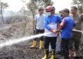 Bupati Anwar Sadat Turun Langsung Membantu Memadamkan Api