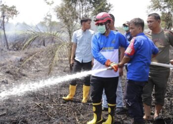 Bupati Anwar Sadat Turun Langsung Membantu Memadamkan Api