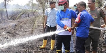 Bupati Anwar Sadat Turun Langsung Membantu Memadamkan Api