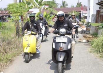 Bupati Anwar Sadat Blusukan Naik Vespa Bagikan 100 Paket Sembako