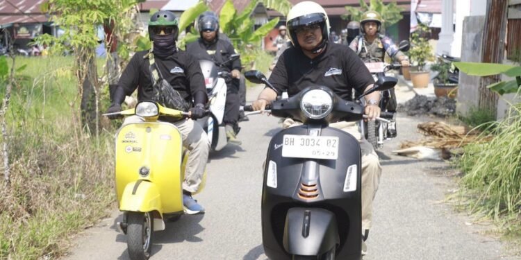 Bupati Anwar Sadat Blusukan Naik Vespa Bagikan 100 Paket Sembako