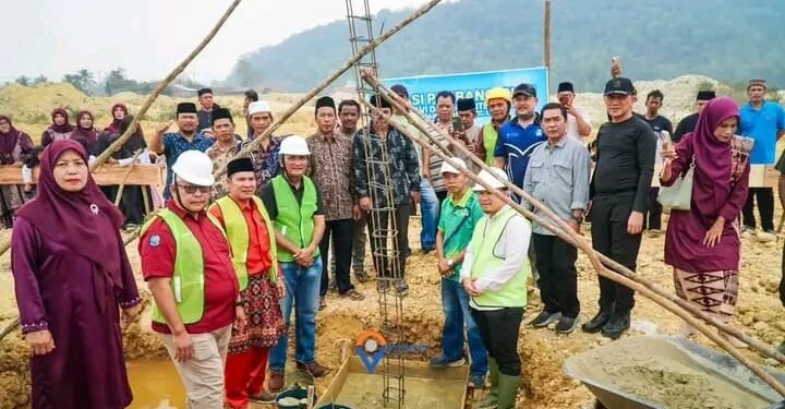 Bupati H.Hurmin Letakkan Batu Pertama Pembangunan SD Negeri 129/VI Benteng Tinggi