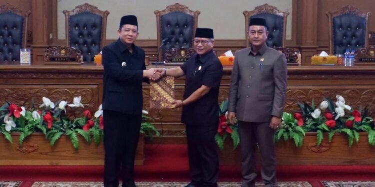 Bupat Bambang Bayu Suseno Hadiri Rapat Paripurna DPRD Muaro Jambi