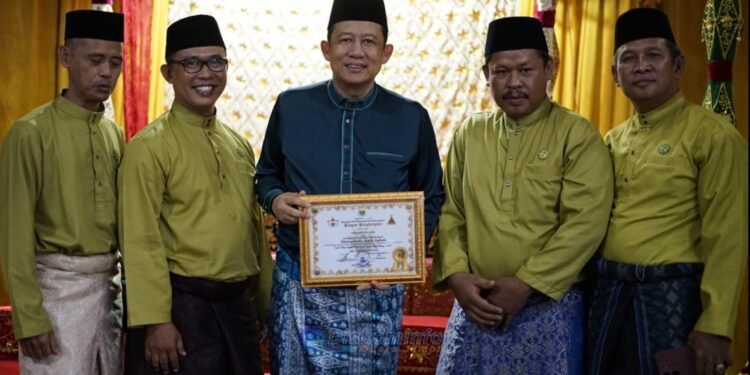 Bupati Bambang Bayu Suseno Terima Piagam untuk Pseko Adat Melayu Jambi