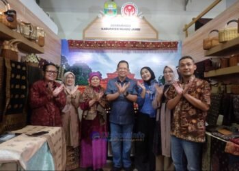 Bupati Bambang Bayu Suseno Kunjungi Stand Muaro Jambi Pameran Kriyanusa 2026  