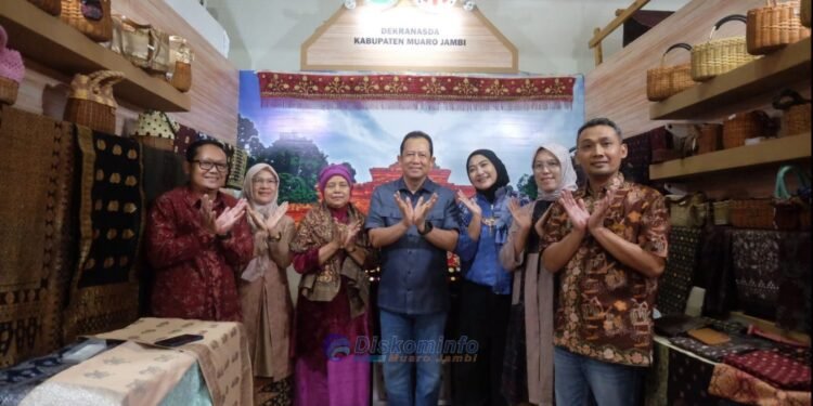 Bupati Bambang Bayu Suseno Kunjungi Stand Muaro Jambi Pameran Kriyanusa 2026  