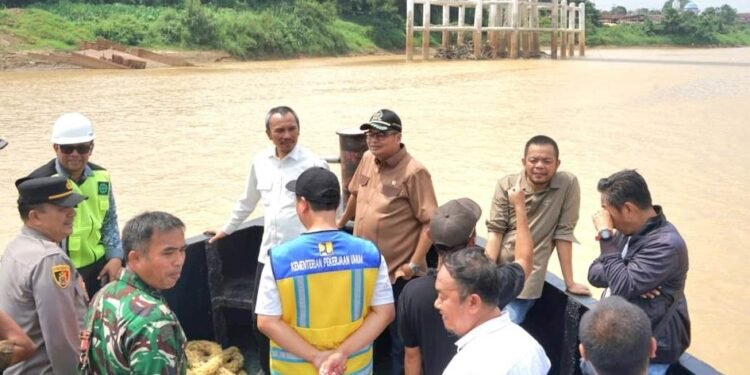 Ketua DPRD Kota Jambi Tinjau Lokasi Longsor di Pasir Panjang